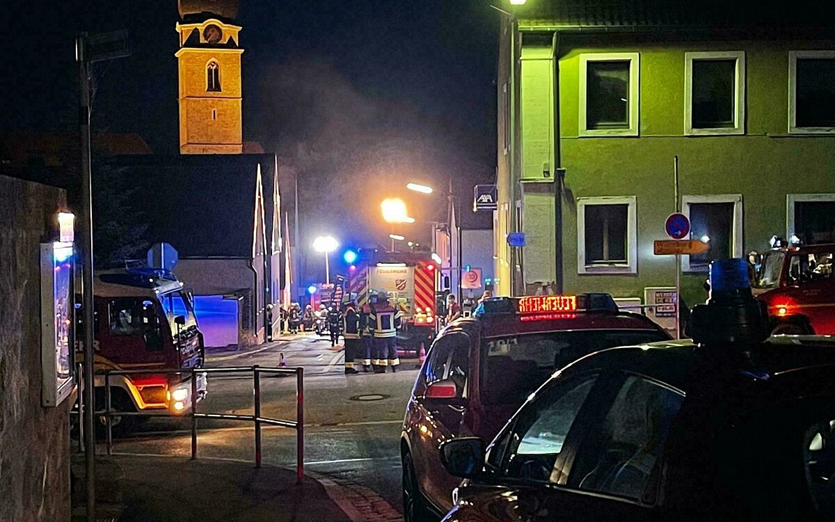 Die Feuerwehr steht vor dem brennenden Haus in Estenfeld Die Feuerwehr steht vor dem brennenden Haus in Estenfeld